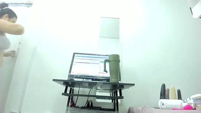 Snapshot of Dalia_20 chatting on 12-05-25, 12:41 Dalia 20 online show from 12-05-25, 12:41