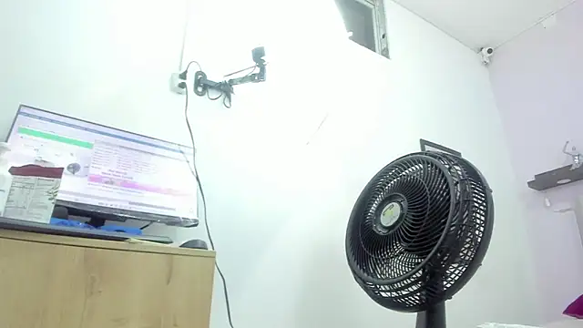 Snapshot of Dalia_20 chatting on 12-20-25, 12:29 Dalia 20 online show from 12-20-25, 12:29