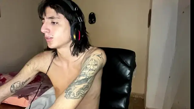 Snapshot of Matthew_Dixonn chatting on 02-06-25, 01:05 Matthew Dixonn online show from 02-06-25, 01:05