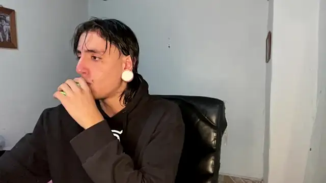 Snapshot of Matthew_Dixonn chatting on 02-17-25, 11:09 Matthew Dixonn online show from 02-17-25, 11:09