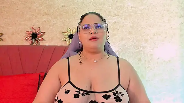 Snapshot of juli_2tyes chatting on 10-13-25, 03:50 juli 2tyes online show from 10-13-25, 03:50