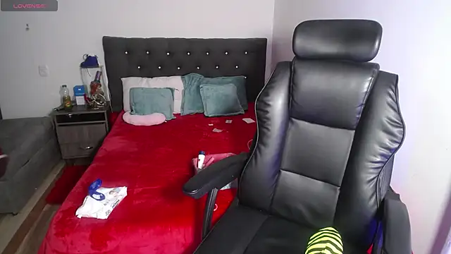 Snapshot of girl_naugthy chatting on 10-19-25, 01:39 girl naugthy online show from 10-19-25, 01:39