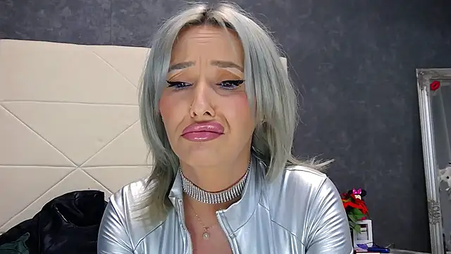 IssaSmith online show from 04-25-26, 07:22