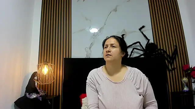 Snapshot of Ambber_moon chatting on 10-25-25, 03:14 Ambber moon online show from 10-25-25, 03:14