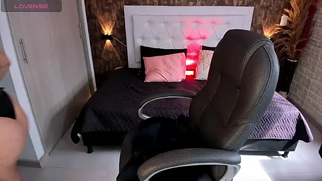 Snapshot of samantha__karolstone chatting on 02-06-25, 07:40 samantha karolstone online show from 02-06-25, 07:40