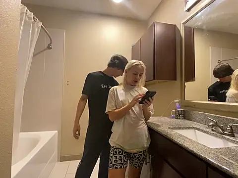 Snapshot of girlfriendmissy chatting on 12-14-24, 08:08 girlfriendmissy online show from 12-14-24, 08:08