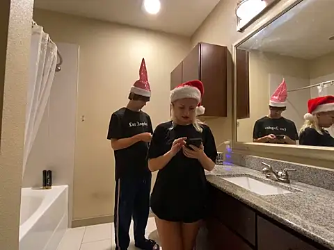 Snapshot of girlfriendmissy chatting on 12-25-24, 01:31 girlfriendmissy online show from 12-25-24, 01:31