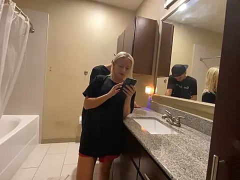 Snapshot of girlfriendmissy chatting on 12-28-24, 08:25 girlfriendmissy online show from 12-28-24, 08:25