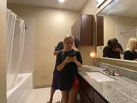 Snapshot of girlfriendmissy chatting on 02-06-25, 02:11 girlfriendmissy online show from 02-06-25, 02:11