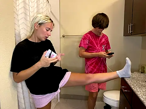 Snapshot of girlfriendmissy chatting on 09-12-25, 11:04 girlfriendmissy online show from 09-12-25, 11:04