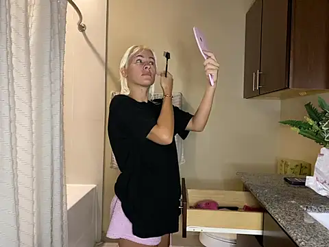 Snapshot of girlfriendmissy chatting on 09-26-25, 12:03 girlfriendmissy online show from 09-26-25, 12:03