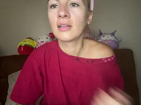 Snapshot of girlfriendmissy chatting on 10-13-25, 08:42 girlfriendmissy online show from 10-13-25, 08:42