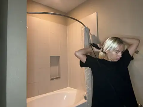 Snapshot of girlfriendmissy chatting on 11-10-25, 09:03 girlfriendmissy online show from 11-10-25, 09:03