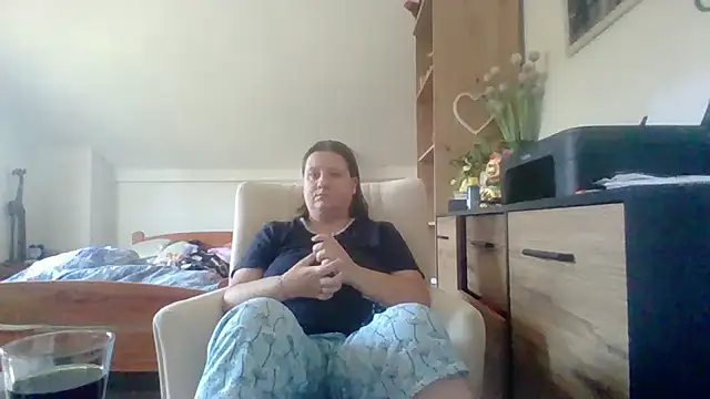 Snapshot of ReifeVenna chatting on 09-10-25, 07:08 ReifeVenna online show from 09-10-25, 07:08