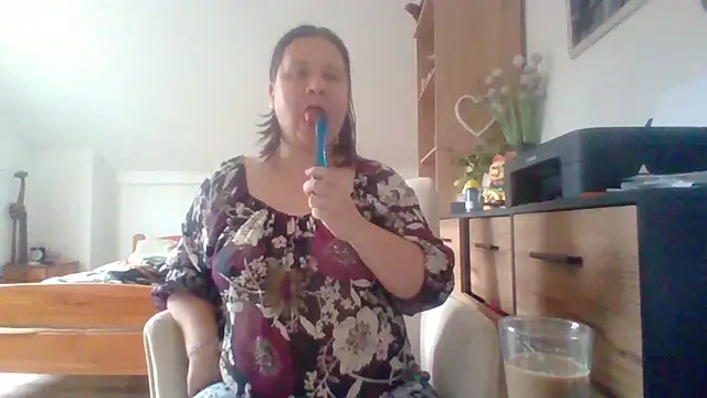 Snapshot of ReifeVenna chatting on 09-11-25, 10:04 ReifeVenna online show from 09-11-25, 10:04