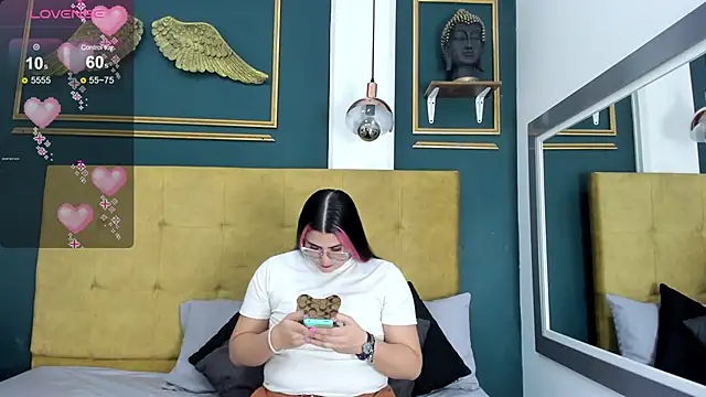 Snapshot of BellaPeers_ chatting on 02-04-25, 11:38 BellaPeers online show from 02-04-25, 11:38