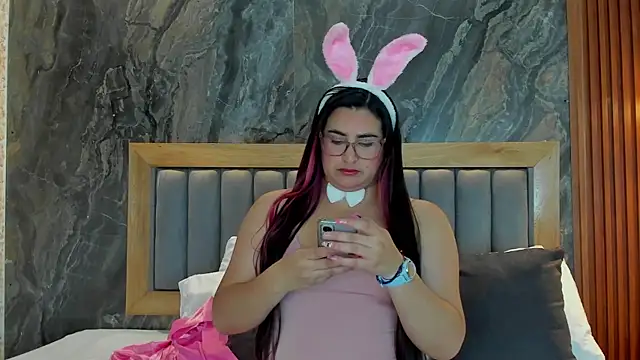 Snapshot of BellaPeers_ chatting on 10-31-25, 11:44 BellaPeers online show from 10-31-25, 11:44