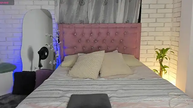 Snapshot of April_Scarlett chatting on 01-12-25, 02:35 April Scarlett online show from 01-12-25, 02:35