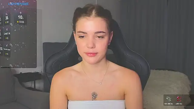 Snapshot of adrianawow1 chatting on 10-19-25, 02:12 adrianawow1 online show from 10-19-25, 02:12