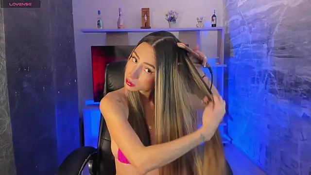 Snapshot of juliasprousse_ chatting on 02-05-25, 01:00 juliasprousse  online show from 02-05-25, 01:00