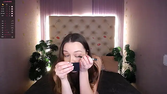 Snapshot of Julie_Rhodes chatting on 12-12-24, 12:44 Julie Rhodes online show from 12-12-24, 12:44