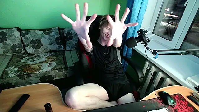 Snapshot of fameboyboo chatting on 12-18-25, 02:45 fameboyboo online show from 12-18-25, 02:45