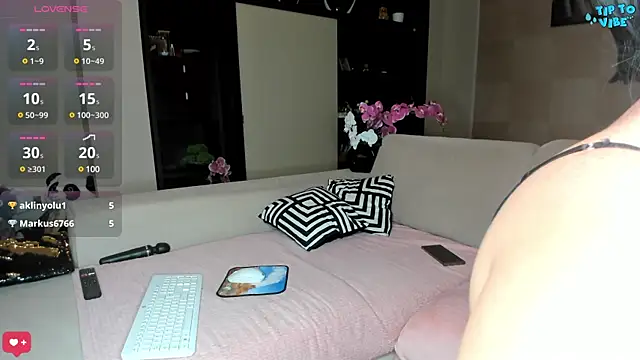 Snapshot of MichelleCara chatting on 02-06-25, 03:31 MichelleCara online show from 02-06-25, 03:31