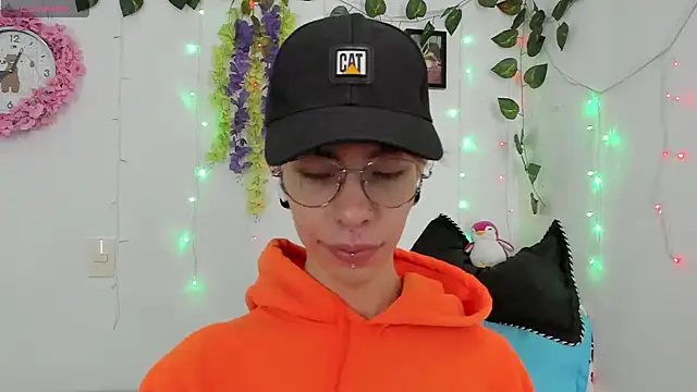 Snapshot of _Jakke chatting on 12-12-24, 09:15 Jakke online show from 12-12-24, 09:15