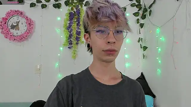 Snapshot of _Jakke chatting on 12-17-24, 01:50 Jakke online show from 12-17-24, 01:50