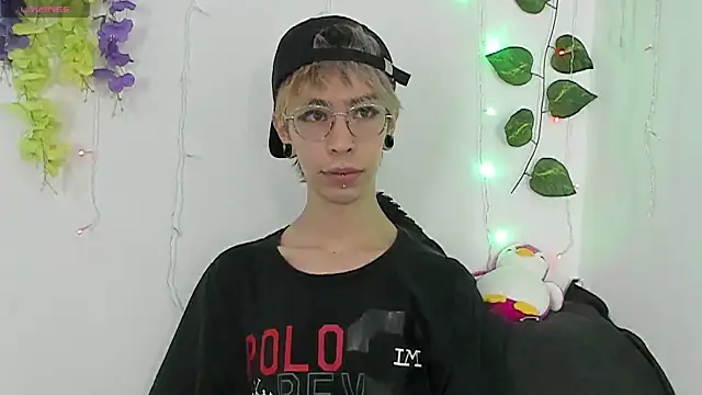 Snapshot of _Jakke chatting on 01-03-25, 09:47 Jakke online show from 01-03-25, 09:47