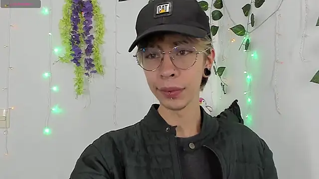 Snapshot of _Jakke chatting on 01-10-25, 01:32 Jakke online show from 01-10-25, 01:32