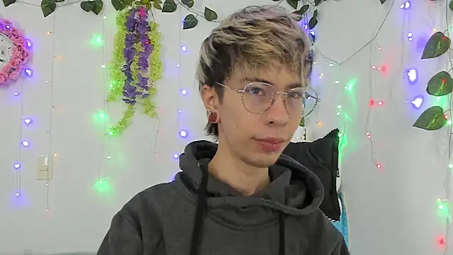 Snapshot of _Jakke chatting on 02-04-25, 08:28 Jakke online show from 02-04-25, 08:28