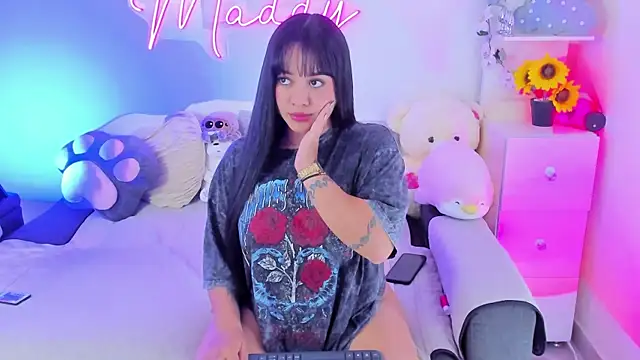 Snapshot of MaddyParisi chatting on 03-11-25, 05:05 MaddyParisi online show from 03-11-25, 05:05