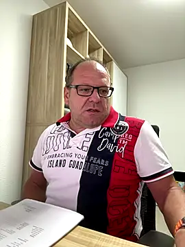 Snapshot of coupleLatinaLovers chatting on 09-25-25, 05:44 coupleLatinaLovers online show from 09-25-25, 05:44