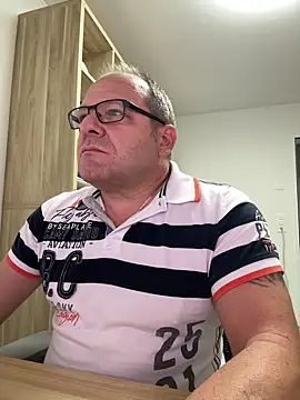 Snapshot of coupleLatinaLovers chatting on 10-16-25, 05:19 coupleLatinaLovers online show from 10-16-25, 05:19