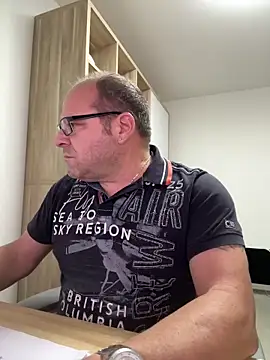 Snapshot of coupleLatinaLovers chatting on 10-23-25, 04:56 coupleLatinaLovers online show from 10-23-25, 04:56