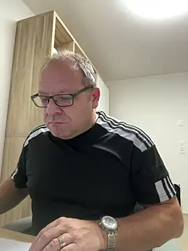 Snapshot of coupleLatinaLovers chatting on 10-27-25, 05:44 coupleLatinaLovers online show from 10-27-25, 05:44