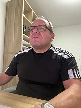 Snapshot of coupleLatinaLovers chatting on 10-31-25, 06:25 coupleLatinaLovers online show from 10-31-25, 06:25