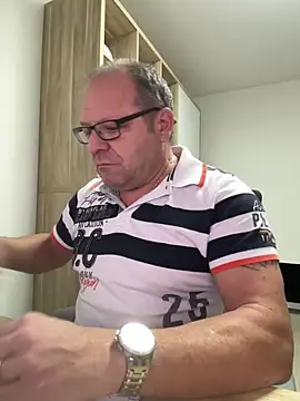 Snapshot of coupleLatinaLovers chatting on 11-14-25, 06:23 coupleLatinaLovers online show from 11-14-25, 06:23