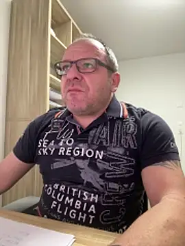 Snapshot of coupleLatinaLovers chatting on 11-26-25, 06:25 coupleLatinaLovers online show from 11-26-25, 06:25