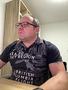 Snapshot of coupleLatinaLovers chatting on 12-15-25, 05:44 coupleLatinaLovers online show from 12-15-25, 05:44