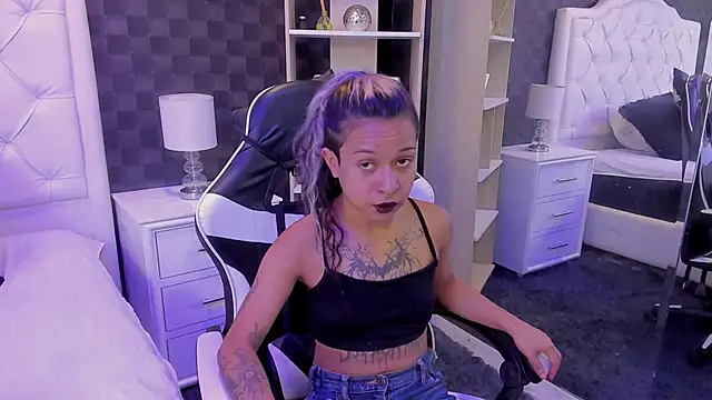 Snapshot of rave_connor chatting on 02-19-25, 07:05 rave connor online show from 02-19-25, 07:05