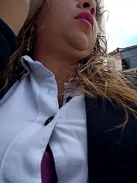 Snapshot of Laura-Hernandez chatting on 01-08-26, 03:36 Laura-Hernandez online show from 01-08-26, 03:36