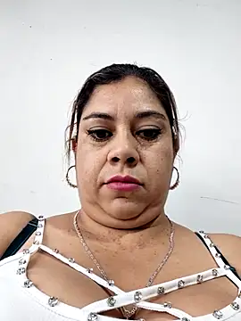 Snapshot of Laura-Hernandez chatting on 02-10-26, 02:21 Laura-Hernandez online show from 02-10-26, 02:21