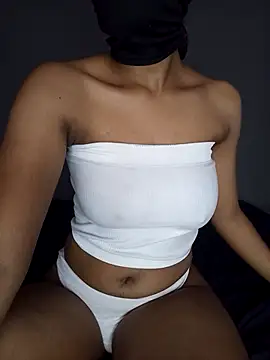 Snapshot of lisa_larry88 chatting on 10-24-25, 05:04 lisa larry88 online show from 10-24-25, 05:04