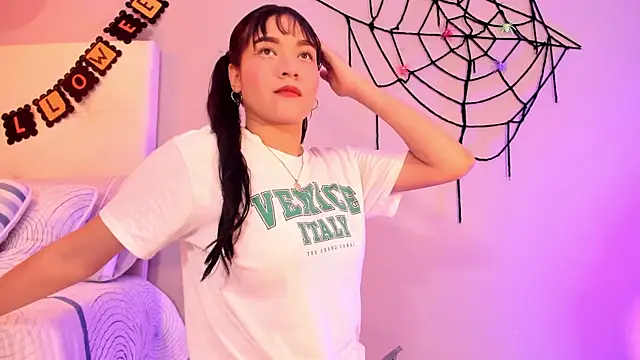 Snapshot of Maia_W10 chatting on 10-30-25, 12:39 Maia W10 online show from 10-30-25, 12:39