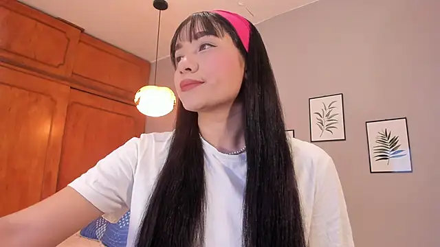 Snapshot of Maia_W10 chatting on 11-12-25, 12:16 Maia W10 online show from 11-12-25, 12:16