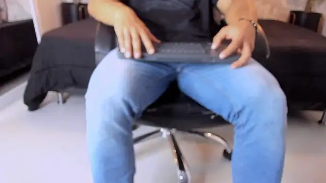 Snapshot of Regan__ chatting on 09-27-25, 07:30 Regan online show from 09-27-25, 07:30