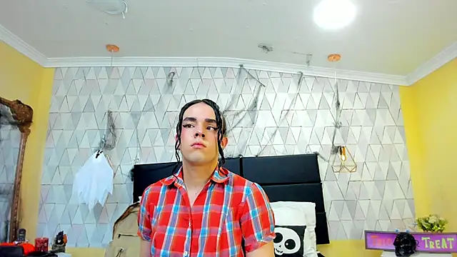 JustinePerry online show from 10-31-25, 03:40