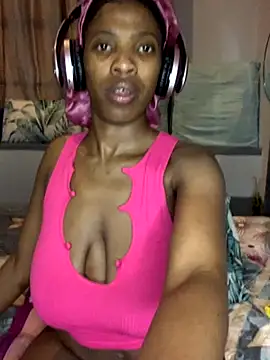Snapshot of Queen-Boobylicious chatting on 09-25-25, 09:29 Queen-Boobylicious online show from 09-25-25, 09:29